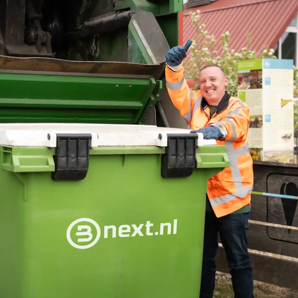 man met duim omhoog bij Bnext rolcontainer