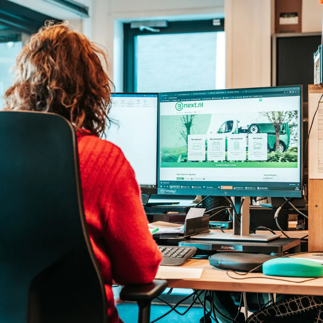 vrouw achter laptop met Bnext.nl zichtbaar