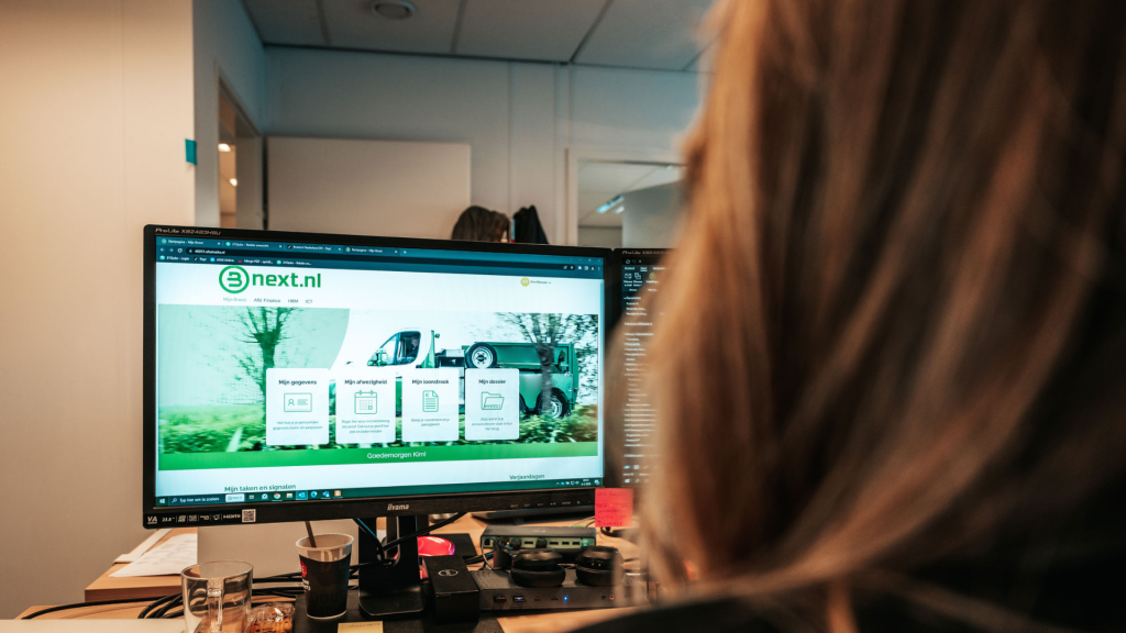 Bnext medewerker op kantoor aan het werk
