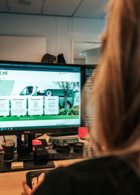 medewerker op kantoor bij een beeldscherm